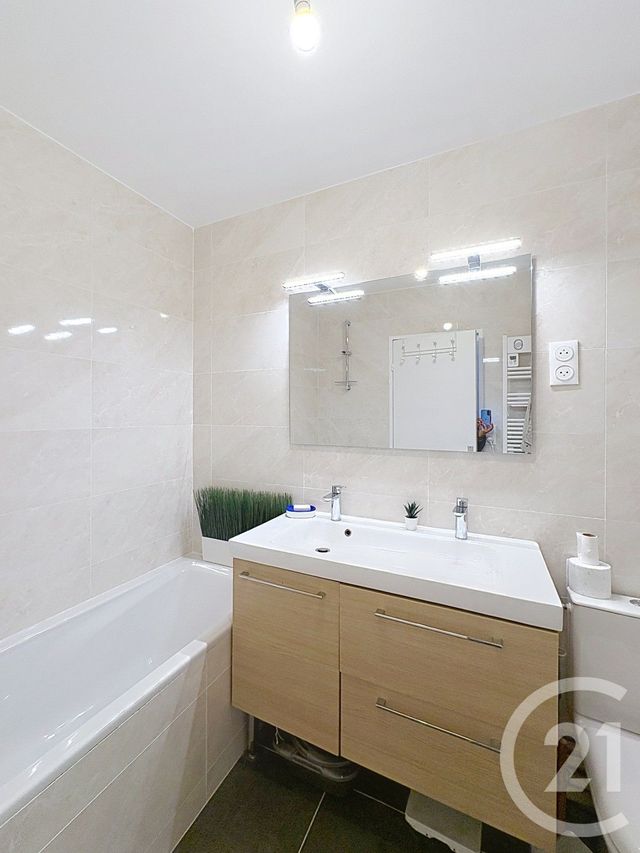 Appartement F4 à louer - 4 pièces - 88.03 m2 - COURBEVOIE - 92 - ILE-DE-FRANCE - Century 21 Anatole France